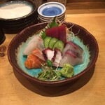 Sushi Sakaba Minato - 時計回りにマグロ、カンパチ、タコ、サーモン、鯛。鮮度良く味は普通にうまい。