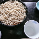 少し緑を帯びたお蕎麦　少し短め。。