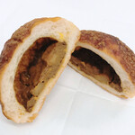 ブーランジェリー モリモリ - カレーパン。やわらかーい生地に、コクのあるカレー。
