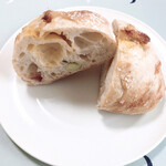 ブーランジェリー モリモリ - 枝豆ベーコンチーズのパンドロデヴ。ビールのお供におすすめ。