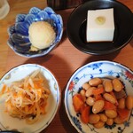 TAWA - 右上、しっかり硬めの胡麻豆腐。その左はポテサラ。