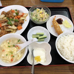 華香苑 - 日替わりランチ　７２０円
            鶏肉とセロリ炒め