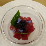 シェ ケンタロウ - アミューズ：初カツオ、ビーツ、キャビア