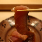 鮨 しみづ - メジマグロ 玉ねぎ酢仕立てリフトアップ