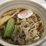 Kourakuen - 麺と小松菜、なると、メンマ
                        味がしみしみになるとさらに◎