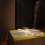 Restaurant Sen - イエローとホワイトのテーブルクロスにオレンジの椅子が可愛い♪
      