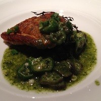 CONCA - 暖かい前菜：甘鯛のウロコ焼き オクラのソース