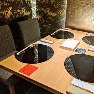 テーブル席（半個室）
      4名×3
      