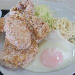 食堂 田舎家 - 熱々な大きい唐揚げです