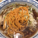 珍来 - 唐辛子を練り込んだ麺。少しだけ辛い