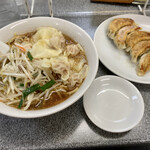 中華麺店 喜楽 - もやしワンタン麺、焼餃子