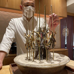 銀座 しのはら - この小ぶりのが琵琶湖の。稚鮎じゃなくてこれも大人らしいですが琵琶湖内ではこれがmaxの大きさなんだとか。川に出るとうまいもん食って鍛えられてでかくなるってことなのかなぁ？