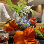 銀座 しのはら - ほおずきの中に色々仕込んであります