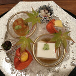 和やまむら - 八寸
      自家製胡麻豆腐、イタヤガイの黄身焼き、岩盤寺唐辛子とちりめん、温泉卵の黄身と味噌漬け、車海老と枝豆のゼリー寄せ、タコの梅肉和え、コリンキン南京