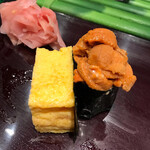 大和寿司 - 玉子とウニ。山盛りをちびちび摘んでから一口！