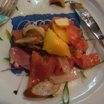 だいどころ屋 - トマトのサラダ　中身は秋刀魚の燻製・マンゴーなど