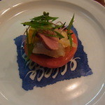 だいどころ屋 - トマトのサラダ　中身は秋刀魚の燻製・マンゴーなど