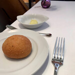 リストランテ カノフィーロ - 丸パン。ポレンタのザクザク感がたまらない。