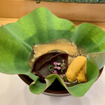 三笠鮨 - 蓮の葉の中のジュレ（お酒とお水）の中に、利尻昆布の旨味…鮑（あわび）…雲丹（うに）…木耳（キクラゲ）の旨味が、出ていて…とっても美味…(//∇//)