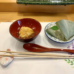 三笠鮨 - 蓮の葉に残したジュレを、蓮の葉をズラして…
      下から出てきた、毛ガニとシャリと馬雲雲丹に
      ジュレをかけていただきます…