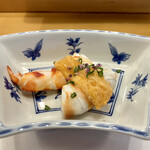 三笠鮨 - 車海老は、サッと油通しされていて、
      表面は、パリッとしていて…中身は生に近い、
      ほんのりと熱の入ったレア感…
      高級珍味❗️このこ（なまこの卵）とのマリアージュが、
      新しい味への扉を、開きました☺️