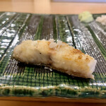 三笠鮨 - 表面は、炭火で炙られた時にでる、
      天然鰻（うなぎ）脂で、パリッとしていて…
      中の身は、ふっくら…(#^.^#)
      その身からは、琵琶湖で育った…天然の風味が
      感じられます…
