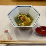 三笠鮨 - 鰻（うなぎ）を食べた後の、…
      あっさりした、出汁と雲丹の甘みと
      葛切りのつるっとした食感が、
      口の中を爽やかにしてくれます…