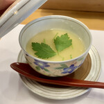 三笠鮨 - 薄く…透き通るような膜の下から…
      蛤（はまぐり）の濃厚な旨味が詰まった
      茶碗蒸しが出てきて…
      そのつるっとした食感…旨味が、口の中で
      広がります…