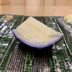 三笠鮨 - まずはそのまま…表面は軽く浅漬けされており、
      食べると、水々しい水茄子の風味が、口の中に広がります…