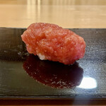 三笠鮨 - はがし（中とろ）
      スジの部分から、はがしてとる、中トロ