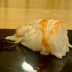 三笠鮨 - 車海老の頭に近い部分…
      胴…お腹の部分とはまた違った風味で
      楽しめます…