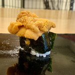 三笠鮨 - 赤利尻…
      メスの雲丹のみの赤利尻…
      想像以上に優しい甘みが、口の中に広がり
      シャリとの相性が抜群‼️\(//∇//)\