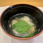 三笠鮨 - 鮪節と利尻昆布の出汁で楽しむハモ汁…
      あっさりした…優しい旨味の中に、
      ハモの食感が、美味しい逸品です…(^ ^)
      …心がほっこりするような味です…