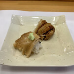 三笠鮨 - 通常ではなかなか手に入らない…
      スペシャルな穴子（あなご）を、タレと塩わさびで…