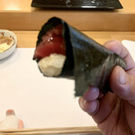 三笠鮨 - 有明産の有明海苔‼️
      本マグロの味に負けない
      海苔の風味と、歯切れの良い食感が最高〜♪