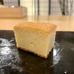 三笠鮨 - 玉‼️
      車海老のすり身と卵を使って、
      低温で、ゆっくり焼かれた玉子焼きで、
      カステラの様な食感…