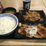 Yoshinoya - 牛皿・豚生姜焼き定食767円