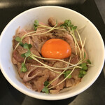 らぁ麺やまぐち - 甘辛いタレが効いたローストポーク丼