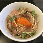 らぁ麺やまぐち - 黄身を崩して丼のソースに！