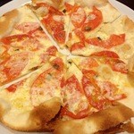 イタリア食堂　ちぇるきお - フレッシュトマトとバジルのピザ （￥1050）
