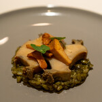 レストラン オオツ - 2021.7 殻ごと蒸した地物大洗産黒鮑 鮑肝とアオサのアロスメロッソ 欧州産ジロール茸