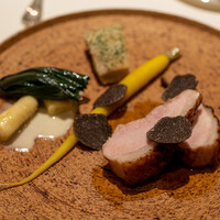 レストラン オオツ - 2021.7 千葉産花悠仔豚バラと骨付きロース ジャガイモのニョッキ 赤キャベツの根