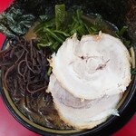 家系ラーメン王道 いしい - 豚骨醤油ラーメン並盛＋のり・きくらげ・茎わかめ・バラチャーシュー増し