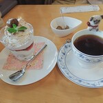 天津甘栗と喫茶くりやさん  - 料理写真:番長注文のホットコーヒーに小皿に栗がオマケについてました