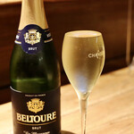 餃子とスパークリング バブルス - こぼれスパークリング