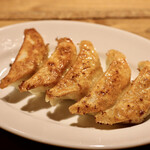 餃子とスパークリング バブルス - 焼き餃子