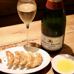 餃子とスパークリング バブルス - 焼き餃子とシャンパーニュ