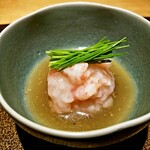 日本料理FUJI - 赤海老は、お団子にまとめて周りを炭火焼き。殻の餡をかけて、火の通った部分、レア、餡に混ぜても楽しめる一品。鮮度が勝負の食材をいただくと、来てよかったと思えます。