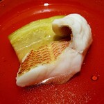 日本料理FUJI - その一番出汁で、連子鯛と茄子の素揚げをお椀に。絶品です。連子鯛実は大好きで、真鯛より落ちると言われるけどパサつきがなくでプリッとしていて好みです。