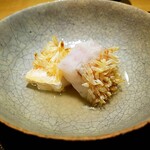 日本料理FUJI - 甘鯛の炭火焼き。鱗は脂を塗って揚げ焼きに、身はふっくらレアに。甘鯛の骨で取ったお出汁に崩しても素晴らしく美味しい。
